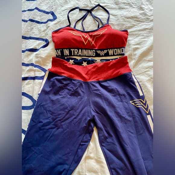 Wonder Woman DC workout outfit - Picture 5 of 6